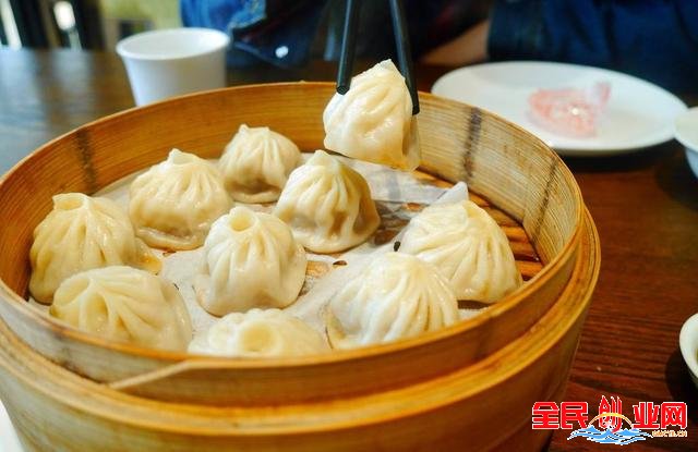 [5千元以下投資小項目]中年大媽開早餐店月收入超5萬 異業(yè)聯(lián)盟合作共贏